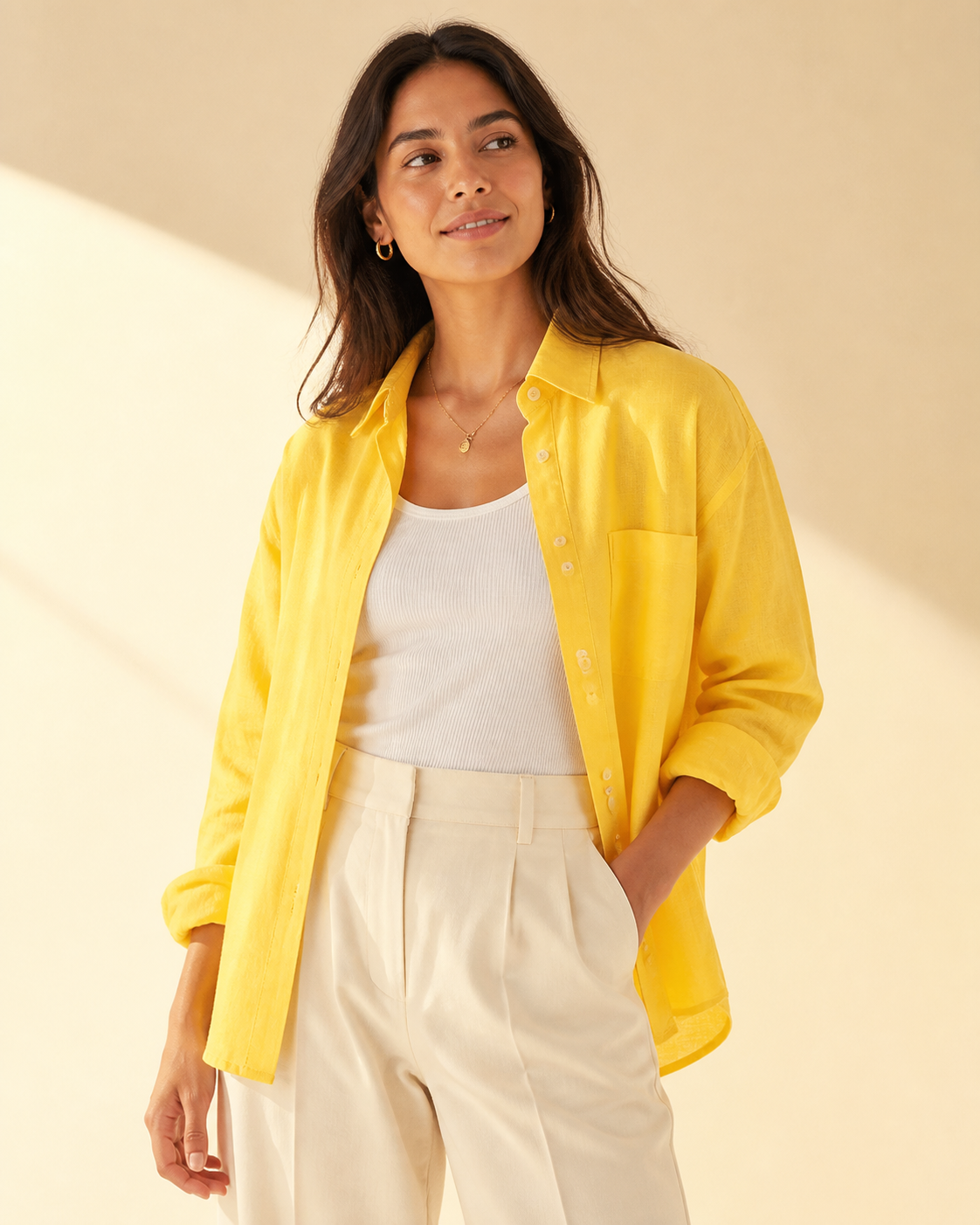 Modelo con camisa amarilla y pantalón crema
