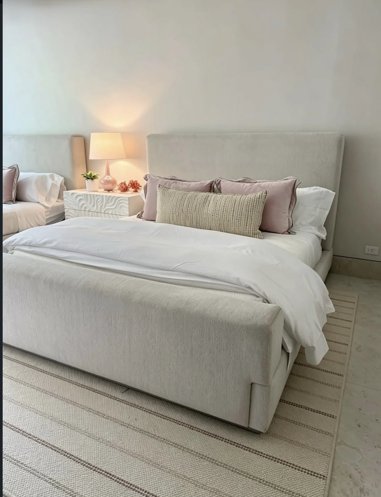 Dormitorio neutro con cabecera tapizada