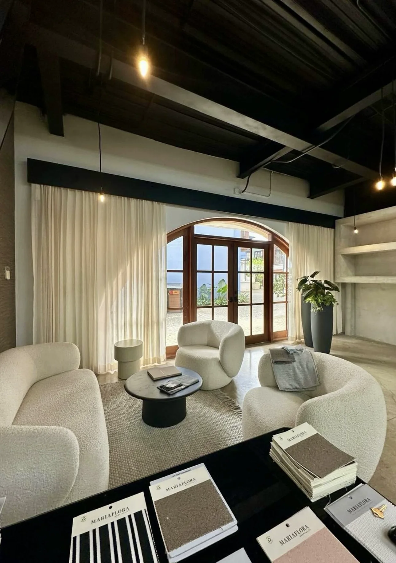 Sala con cortinas blancas de piso a techo