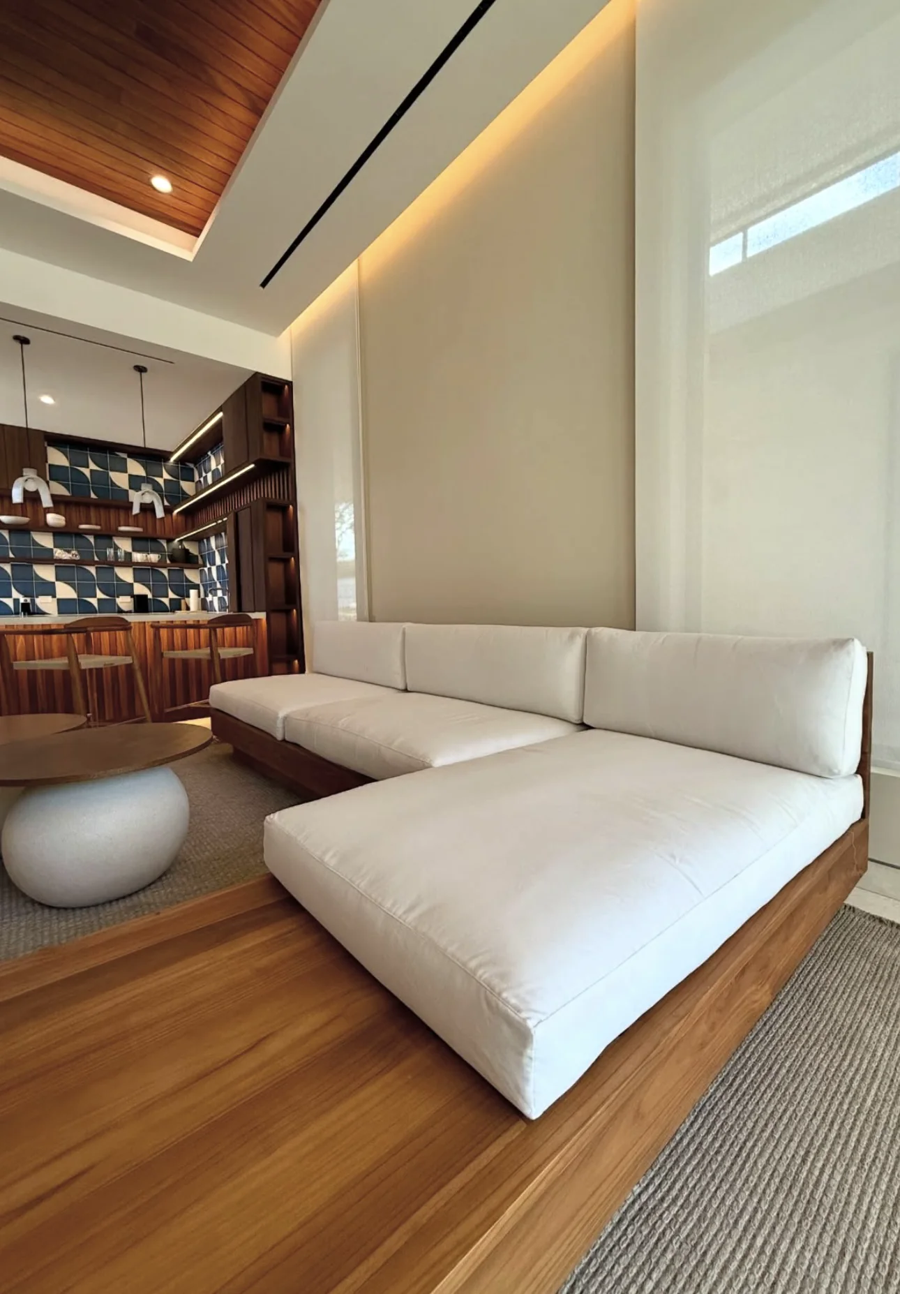 Sala contemporánea con sofá blanco y madera