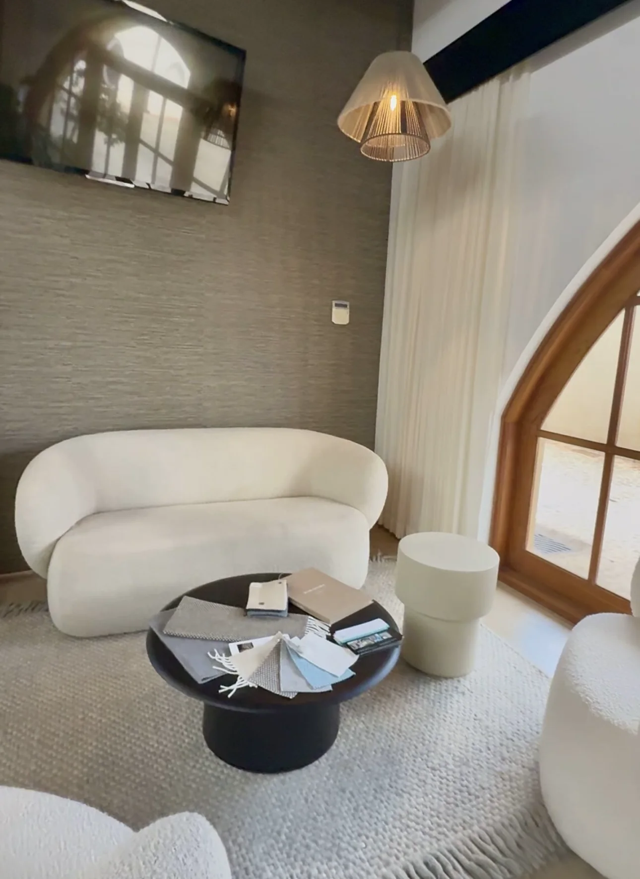 Sala de muestra con sillones curvos y cortinas